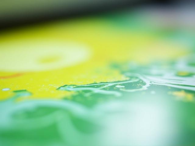 Primer plano de una máquina de impresión offset en funcionamiento