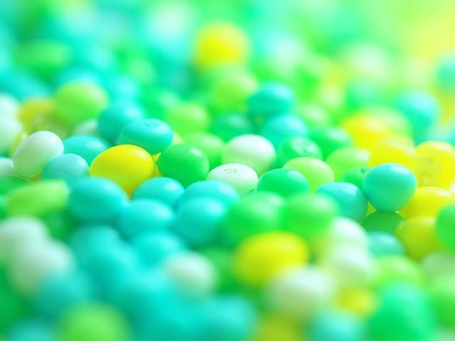 Pellets de plástico de colores variados apilados